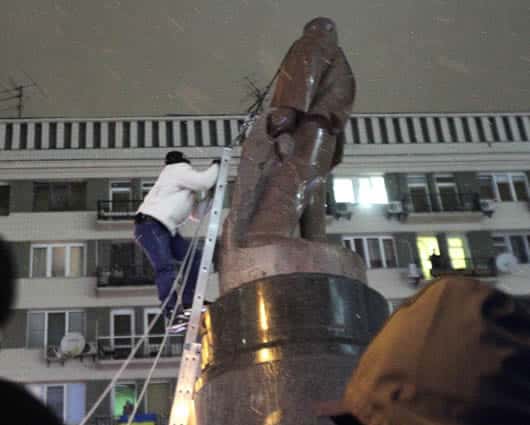 Ya son cuatro los monumentos a Lenin vandalizados en distintas regiones de Ucrania. Foto: AFP