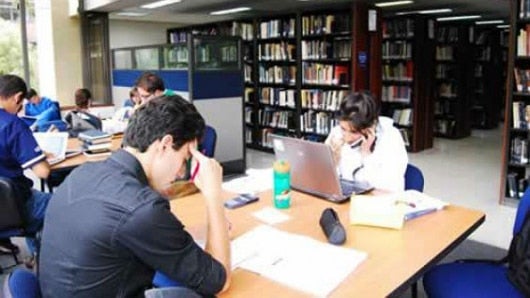 Según la encuesta, los ingresos de los jóvenes universitarios van desde 200 mil hasta un millón de pesos. Foto Facebook.com/bibliotecaPUJ.
