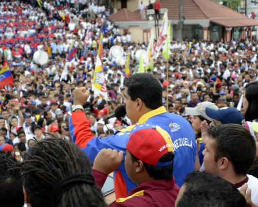 Maduro les dijo a los estudiantes que la Revolución Bolivariana les garantiza educación para siempre. Foto: AFP