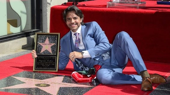 Eugenio Derbez dedicó este reconocimiento al público latino que le ha apoyado a lo largo de su carrera. Foto: EFE.