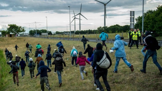 Migrantes intentan burlar a las autoridades cerca de las vías férreas del Eurotunnel. Foto: AFP