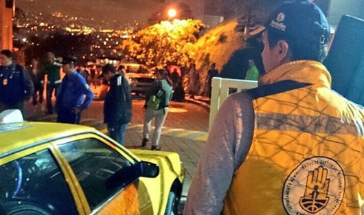 El departamento administrativo de Gestión del Riesgo de Desastres de Medellín acompaña la evacuación del conjunto. Foto: DAGRD Medellín