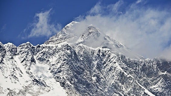 El monte Everest está ubicado en la frontera entre China y Nepal. Foto: AFP.
