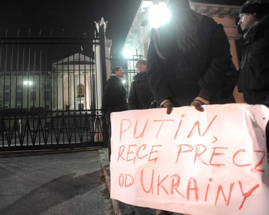 Ucranianos se manifestaron en la embajada rusa. Foto: EFE