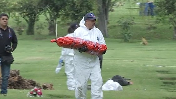 Personal forense del CTI y Medicina Legal llevaron a cabo el procedimiento. Foto: NoticiasRCN