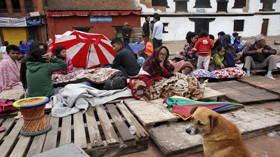 Varias personas amanecen tras dormir a la intemperie lejos de edificios en Katmandú (Nepal). Foto: EFE.
