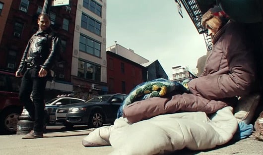 Evan pasando al lado de su prima. Foto: captura