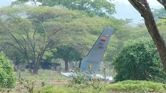 Investigadores recolectan las partes que se desprendieron del avión. Foto: Noticias RCN.