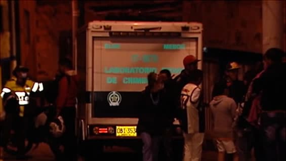 En la zona hacen presencia agentes del cuerpo antiexplosivos de la Policía.
