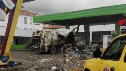 La explosión se produjo al interior de un compactador de basura.