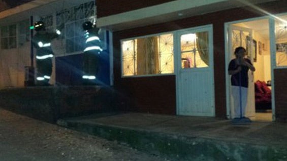 En el lugar se evidencian vidrios rotos y cuatro casas afectadas. Foto: RCN La Radio.