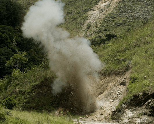 El material incautado fue destruido controladamente. Foto: AFP.