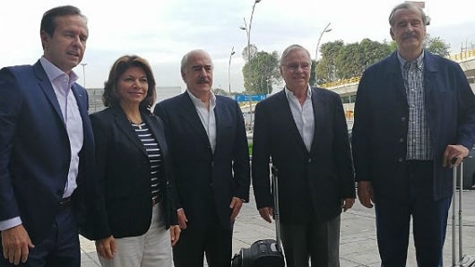 Expresidentes Quiroga, Chinchilla, Pastrana, Rodríguez y Fox antes de viajar a Venezuela. Foto: @AndresPastrana_