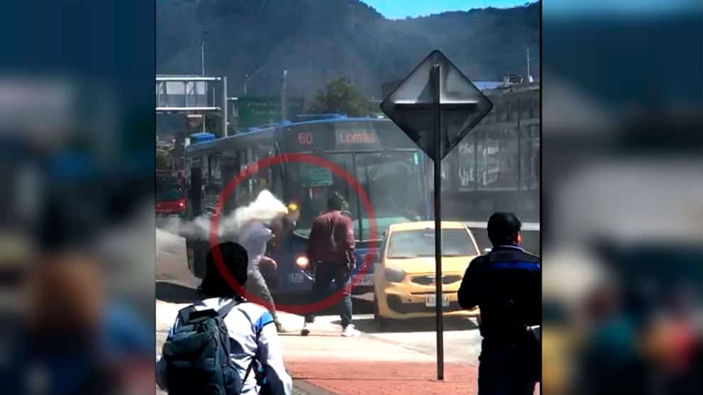 Pelea entre taxista y conductor de bus.