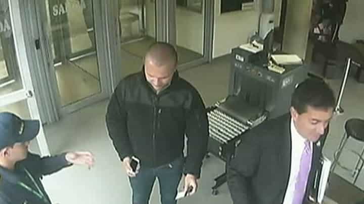 Luis Alfonso Hoyos y Andrés Sepúlveda ingresando a las instalaciones del Canal RCN.