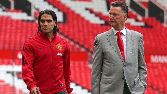 Radamel Falcao junto al técnico Louis Van Gaal. Foto: AFP.