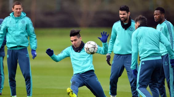 Las únicas ausencias de la primera plantilla del Chelsea en el entrenamiento de este martes fueron las de los defensas John Terry y Kurt Zouma, ambos lesionados. Foto Agencia AFP