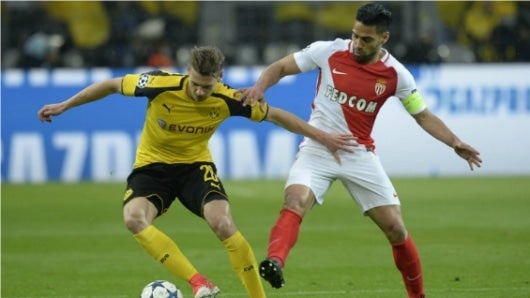 Falcao García disputa el balón con el alemán Matthias Ginter. Foto: AFP.
