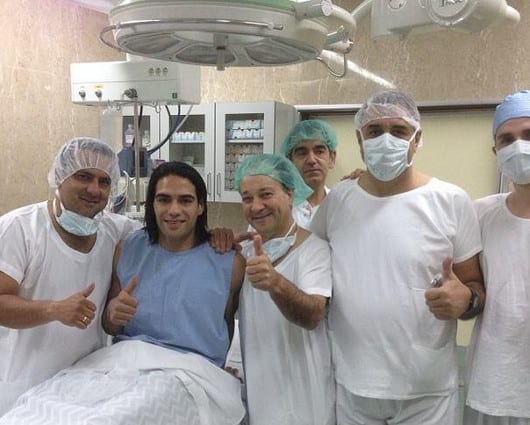 El delantero colombiano publicó en redes sociales una foto suya antes de la cirugía en Portugal. Foto: @Falcao