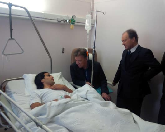 El presidente Juan Manuel Santos visitó a Falcao luego de la operación de su rodilla. Foto: MinTic.