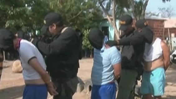 Los detenidos fueron encapuchados por uniformados venezolanos. Foto: NoticiasRCN