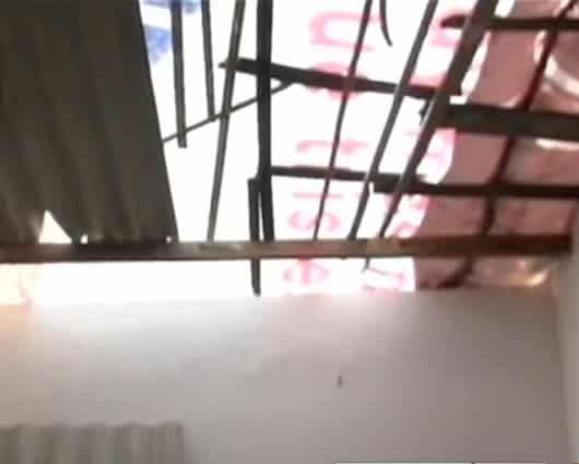 Los techos de las viviendas fueron los más afectados. Varios han tenido que poner plásticos para protegerse de la lluvia. / Noticias RCN