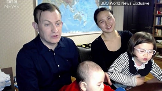 El profesor Robert Kelly junto a sus dos hijos y su esposa, Kim Jung-A.