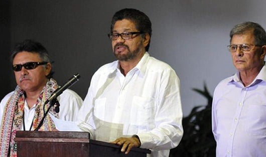 'Iván Márquez' junto a 'Jesús Santrich' v 'Rodrigo Granda' en el Palacio de Convenciones de La Habana. Foto: EFE.