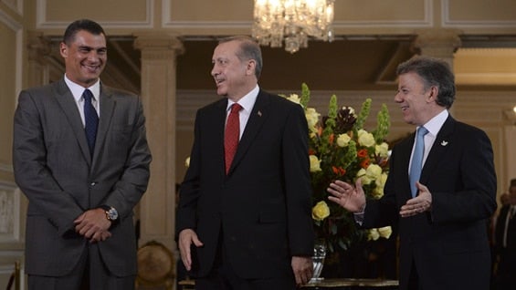 Faryd Mondragón junto al presidente de Turquía, Recep Tayyip Erdogan, y Juan Manuel Santos. Foto: SIG.