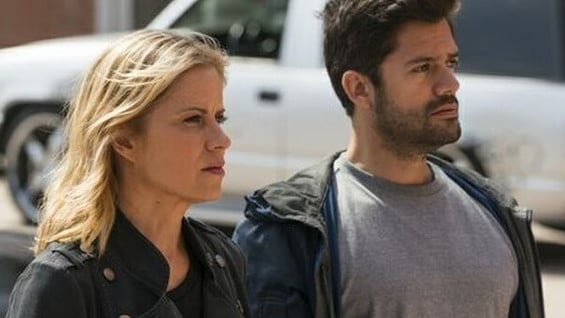 Andrés Londoño en su papel en Fear The Walking Dead junto a la protagonista Madison Clark. Foto: AMC