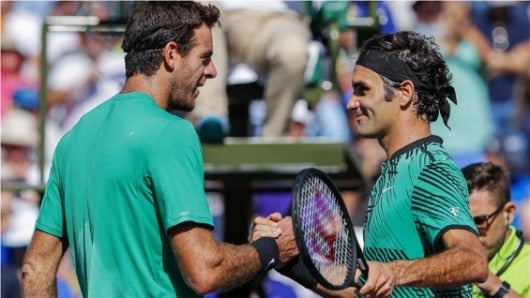 El argentino Juan Martin del Potro (izq.) estrecha la mano del suizo Roger Federer durante partido del Abierto de Tenis de Miami. Foto: EFE.