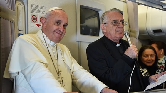 Papa Francisco y el portavoz del Vaticano, monseñor Federico Lombardi. Foto: AFP.