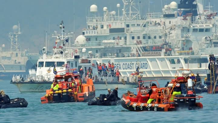 40 desaparecidos pueden quedar todavía dentro del barco. Foto: AFP