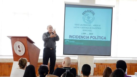Henry Mejía, director de Fenascol durante conferencia sobre retos para sordos en Colombia. Foto: Oficial