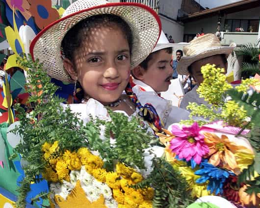 La tradicional Feria de las Flores tiene eventos para personas de todas las edades. Foto: AFP