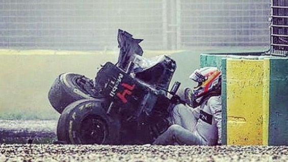 El piloto español Fernando Alonso sufrió un accidente en la vuelta 17. Foto: fernandoalo_oficial (Instagram)