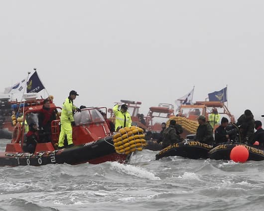 Las condiciones climáticas han dificultado las labores de rescate. Foto: EFE