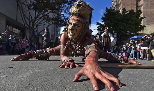 El desfile inaugural del Festival Iberoamericano de Teatro en Bogotá. Foto: AFP