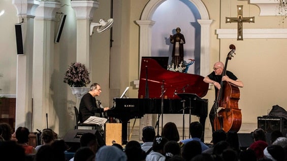 Enrico Pieranunzi y Scott Colley durante el concierto en la iglesia de María Auxiliadora. Foto: Joaquín Sarmiento.