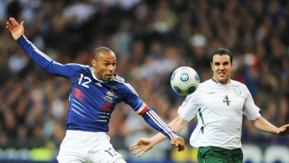 Thierry Henry frente a Irlanda en partido de clasificación al Mundial de Sudáfrica. Foto: AFP