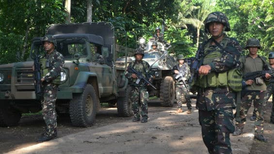 Autoridades filipinas buscan el cuerpo de Robert Hall. Foto AFP