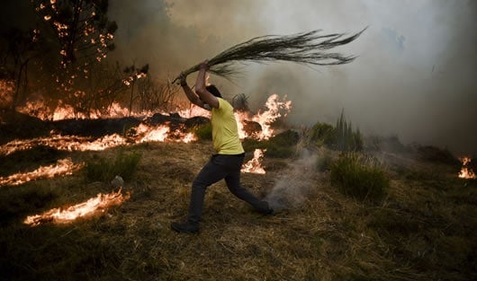 El fuego ya alcanzó la margen derecha del río Atrato. Foto: AFP.