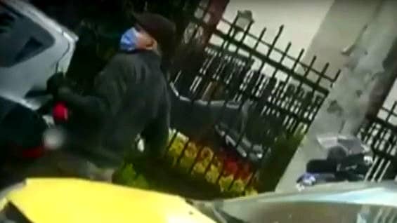 Este es el momento en el que uno de los dos hombres dispara contra Yeison Méndez.