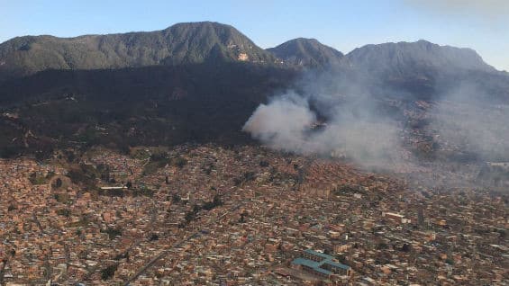 El humo persiste en la zona de conflagración. Foto: Alcaldía de Bogotá.