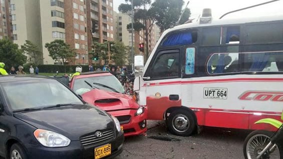 13 personas fueron trasladas a centros médicos.Foto:@BomberosBogota