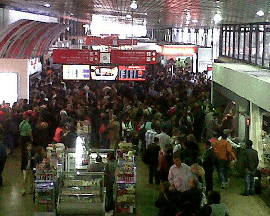 Los pasajeros esperan una solución. Foto: Twitter.