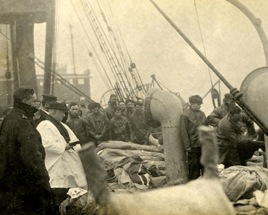 En la fotografía se ven apilados los cuerpos de algunas de las víctimas del Titanic. Foto: EFE