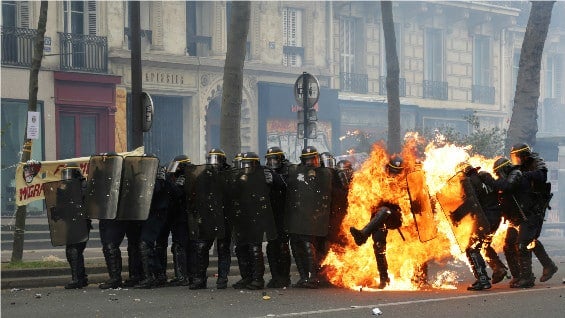 En París, los manifestantes arrojaron bombas incendiarias y artefactos caseros contra la policía. Foto: AFP
