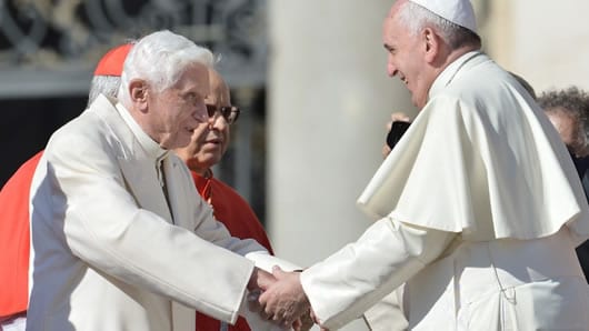 Francisco comenzó su discurso agradeciendo la presencia del papa emérito Benedicto XVI. Foto: AFP.