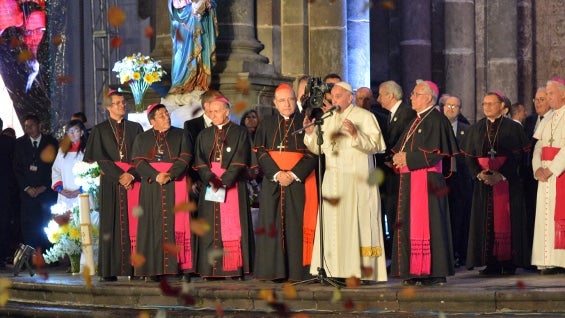 El papa Francisco se dirigió a los fieles que lo esperaban en la catedral de Quito. Foto: AFP.